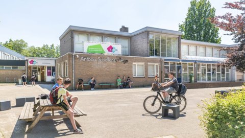 HR_Antoon_Schellenscollege_voorkant_school_met_leerlingen 1